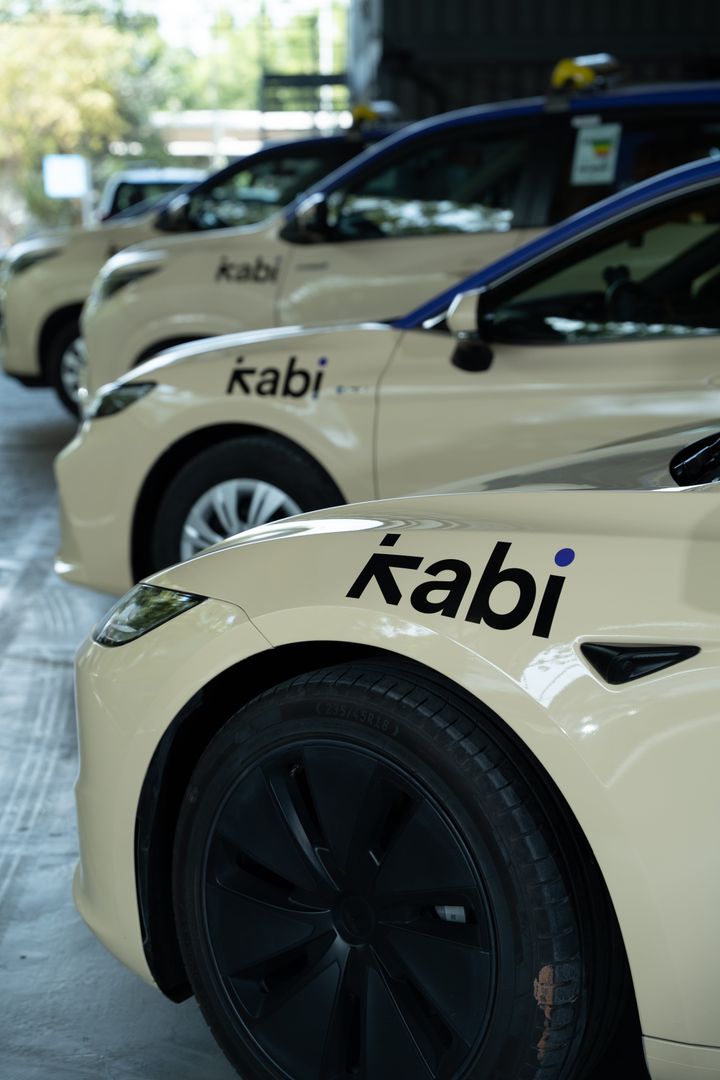 Kabi Dubai taxi service with modern technology and regulated operations